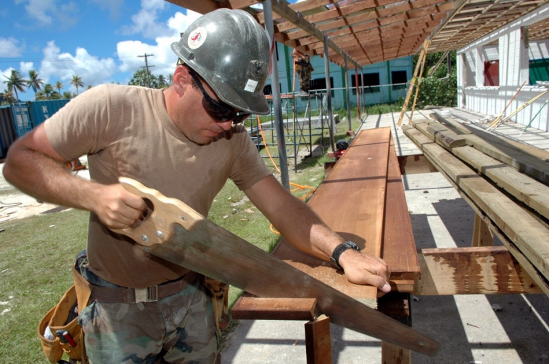 ebeniste-TAVERNES-min_worker_construction_building_carpenter_male_job_build_helmet-893290